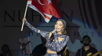 Kıbrıs'ta 100. yıl coşkusu! Ebru Yaşar yüzlerce hayranıyla 10. Yıl Marşı okudu