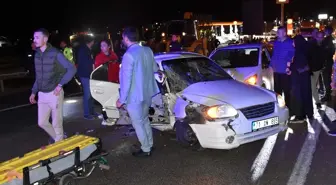 Kırıkkale'de Kepçe ile İki Otomobilin Karıştığı Zincirleme Trafik Kazasında 4 Kişi Yaralandı