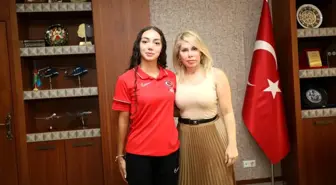 Akdeniz Üniversitesi Rektörü Prof. Dr. Özlenen Özkan, milli triatlet Selinay Tuğçe Kır ile bir araya geldi
