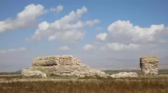 Van Gölü'nde Çekilmeyle Tarihi Yapı Kalıntıları Ortaya Çıkıyor