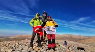 Dağcılar tırmandıkları zirvelerden aldıkları toprağı şehit kabirleriyle buluşturdu