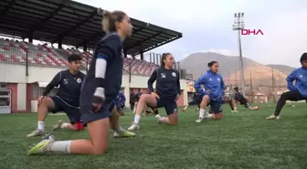 HAKKARİ'NİN KADIN FUTBOL TAKIMI YENİ KADROSUYLA YEŞİL SAHALARDA