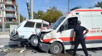 Manisa'da ambulansla otomobil çarpıştı: 2 yaralı