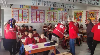 Kızılay Haftası'nda öğrencilere giyecek ve kırtasiye yardımı yapıldı