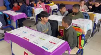 Tutak'ta öğrencilerin sıraları bilgilerle donatıldı