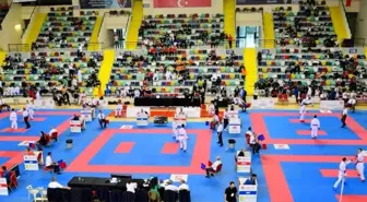 Ümit, Genç ve 21 Yaş Altı Karate Şampiyonası Balıkesir'de sürüyor