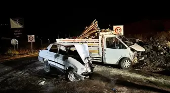 Adıyaman'da otomobil ile kamyonet çarpıştı: 2 yaralı