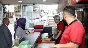 Akyurt Belediye Başkanı Hilal Ayık, Cumhuriyet Meydanı esnafını ziyaret etti