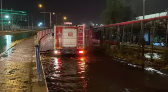 İzmir'de sağanak nedeniyle evler ve iş yerleri su altında kaldı