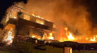 Amasya'nın Merzifon ilçesinde yangın: Ev, ahır ve 400 saman balyası yandı