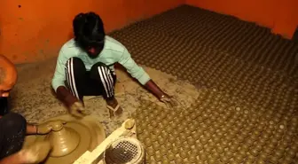 Hindistan'da Diwali Festivali için topraktan kandiller hazırlanıyor