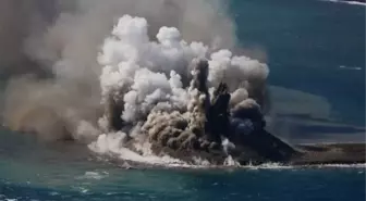 Japonya'da deniz altı yanardağ patladı, yeni bir ada oluştu