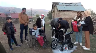 Muş'ta engelli çocuğa akülü tekerlekli sandalye hediye edildi