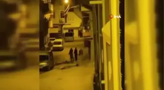 Komşular arası 'gürültü kavgası' sokağı karıştırdı...Saksılar havada uçuştu Polis ekipleri tarafları zor ayırdı