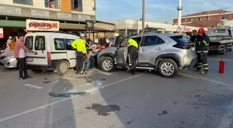 Düzce'de cipin panelvana çarpması sonucu 4 kişi yaralandı