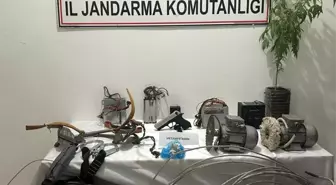 Kablo hırsızları jandarmadan kaçamadı