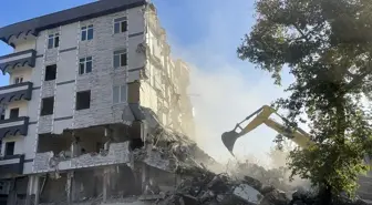 Kahramanmaraş'ta 6 Şubat depremlerinde ağır hasarlı binalar yıkılıyor