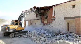 Antalya'da Kaçak ve İzinsiz Binalar Yıkıldı