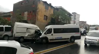 Okmeydanı'nda servis minibüsü ile araç çarpıştı: Yaralılar var