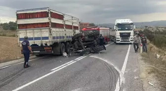 Manisa'da Kamyonla Çarpışan Traktörün Sürücüsü Hastaneye Kaldırıldı