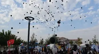 Batman'da İsrail'in saldırılarını protesto eden çocuklar gökyüzüne siyah balon bıraktı