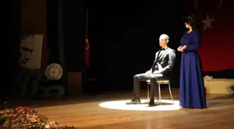 Atatürk'ün ölüm yıl dönümünde öğrencilerden oratoryo gösterisi