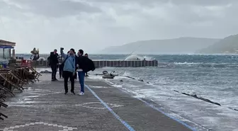 Çanakkale Boğazı'nda Fırtına Nedeniyle Deniz Ulaşımı Olumsuz Etkileniyor