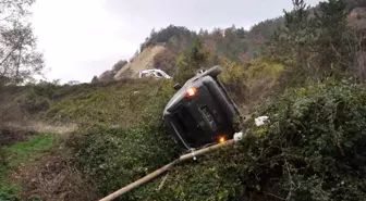 Bolu'da Yol Ayrımında Kontrolden Çıkan Araç Uçuruma Yuvarlandı