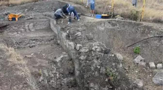 Foça'daki Antik Tiyatro Kazıları Devam Ediyor