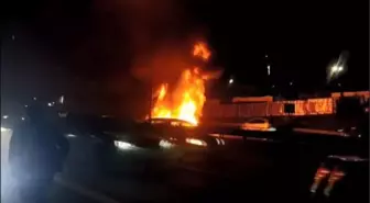 Sultanbeyli TEM Otoyolu'nda Zincirleme Kaza: 2 Araç Alev Alev Yandı