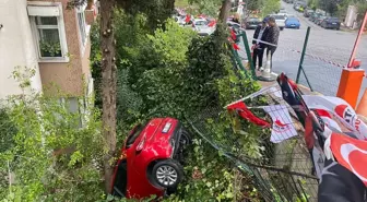 Üsküdar'da Kontrolden Çıkan Otomobil Bahçeye Düştü, Bir Kişi Yaralandı