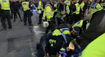 Londra'da Filistin yürüyüşü ve Ateşkes Günü törenlerinde 126 kişi gözaltına alındı