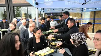 Kartepe Belediye Başkanı Meclis Üyelerine Eşme Ayvası Dağıttı