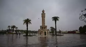 İzmir'de Sağanak Yağış Hayatı Olumsuz Etkiledi