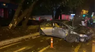 Kadıköy'de Kontrolden Çıkan Otomobil Kazası