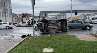 Malatya'da otomobille çarpışan hafif ticari araç devrildi