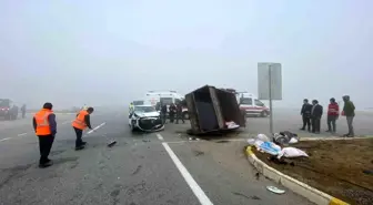 Afyonkarahisar'da otomobil traktör römorkuna çarptı, 7 kişi yaralandı