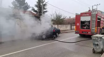 Alaca'da park halindeki otomobil yandı