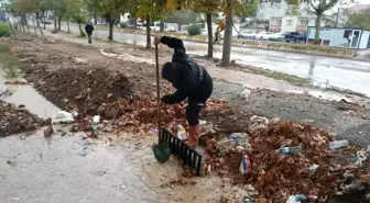 Gölbaşı Belediyesi Mazgalları ve Yağmur Suyu Kanallarını Temizliyor