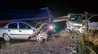 Afyonkarahisar'da hafif ticari araçla otomobilin çarpıştığı kazada 2 kişi yaralandı