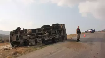 Kilis'te kum yüklü hafriyat kamyonu devrildi