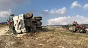 Kilis'te kum yüklü kamyon devrildi, 1 kişi yaralandı