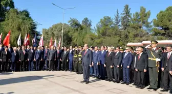 KKTC Cumhurbaşkanı Tatar ve Cumhurbaşkanı Yardımcısı Yılmaz, Lefkoşa Atatürk Anıtı'na çelenk bıraktı