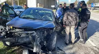 Kütahya'da Resmi Otomobil ile Kamyonet Çarpıştı: 2'si Memur 4 Kişi Yaralandı