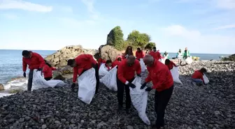 Rize'de kıyı temizliğinde 200 kilo atık toplandı