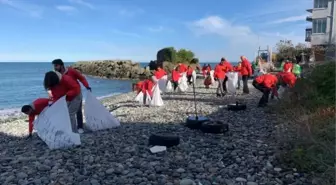 Rize'de üniversitelerden kıyı temizliği