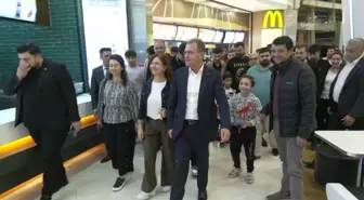 Mersin Büyükşehir Belediye Başkanı Vahap Seçer ve Eşi Meral Seçer, Atatürk Filmini İzledi