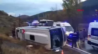 Amasya'da yolcu otobüsü devrildi: 20 yaralı