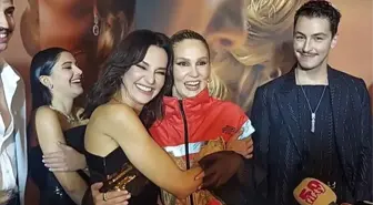 Bihter filminin başrol oyuncuları Farah Zeynep Abdullah ve Hande Ataizi, galada barıştı