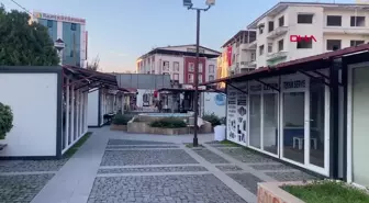 Depremde iş yeri yıkılan terzi, konteyner iş yerinde müşterilerini ağırlıyor